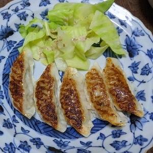 やっすい餃子をいかにおいしく食べるかがんばる